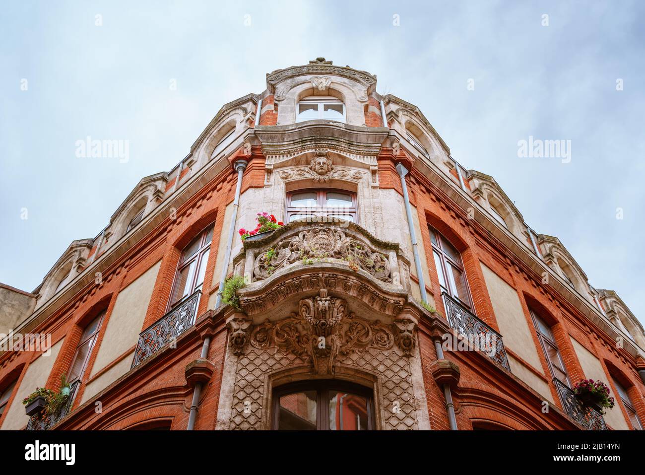 Tolosa, Francia. Maggio 23, 2022. Edificio in stile Art Nouveau in mattoni nella città rosa Foto Stock