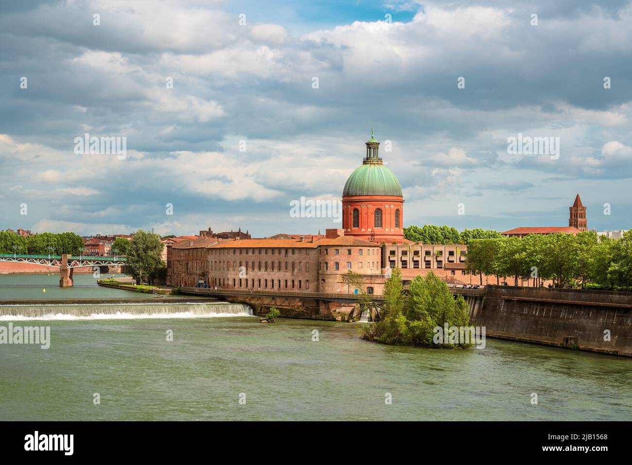 Tolosa, Francia. Paesaggio urbano con il fiume Garonna e la tomba cupola sullo sfondo al tramonto Foto Stock