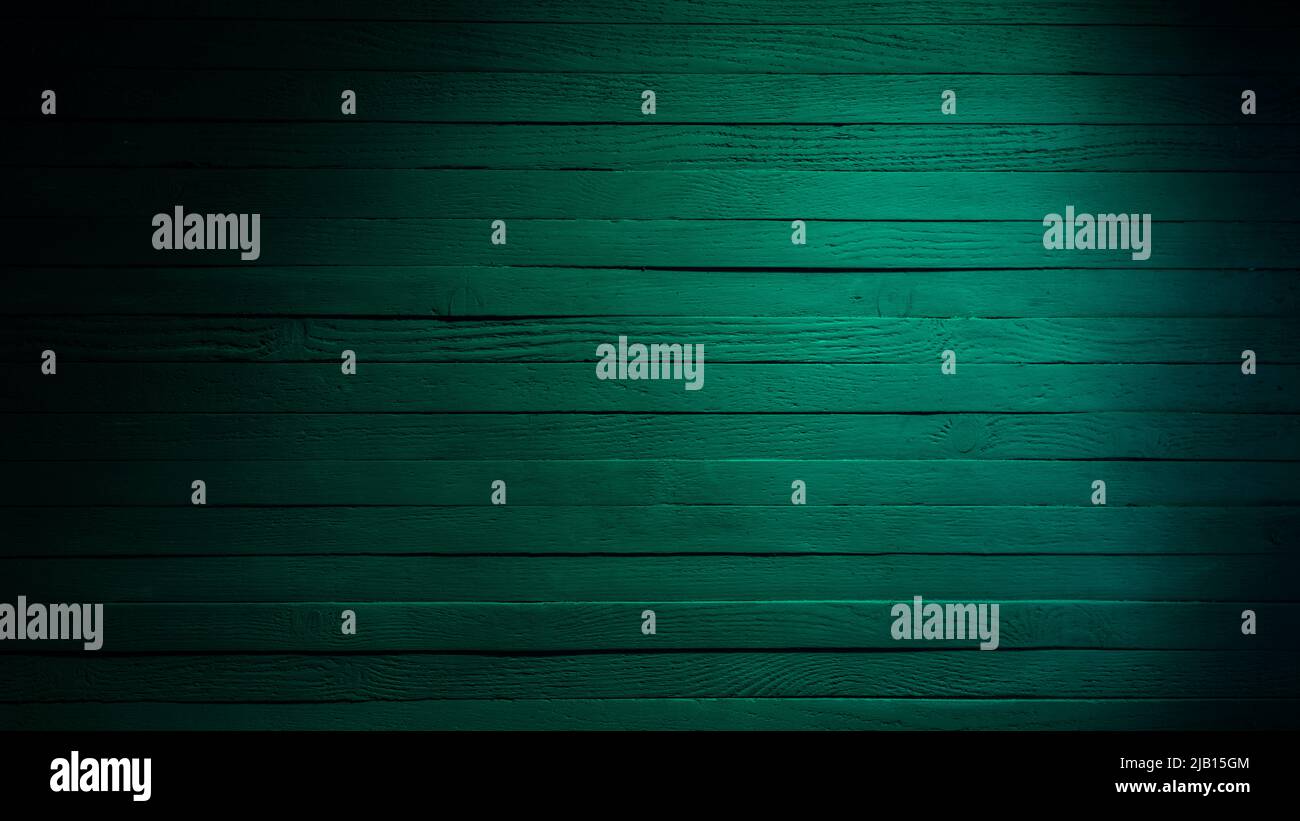 Parete in legno dipinta di verde. Sfondo e texture panoramico vecchio verde. Per grafica e banner Foto Stock