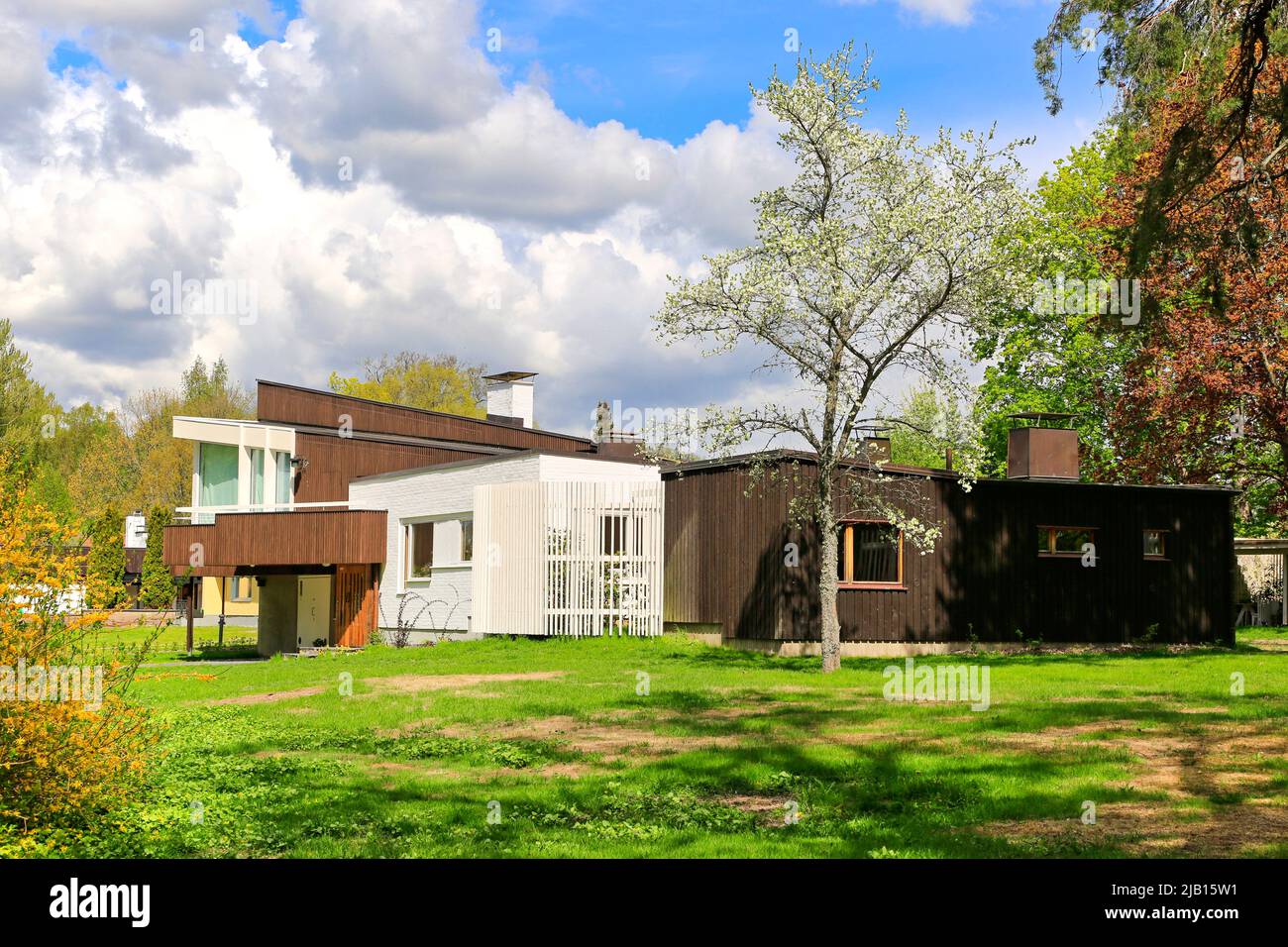 Villa Skeppet, una casa progettata da Alvar Aalto nel 1969-70 per i suoi amici Christine e Göran Schildt. Vista dalla strada. Raseborg, Finlandia. Maggio 2022. Foto Stock