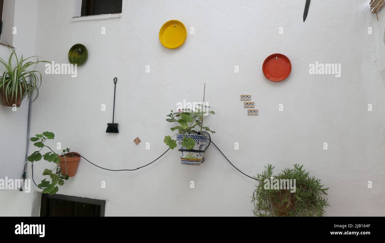 Patio di casa del villaggio andaluso con oggetti decorativi e piante Foto Stock