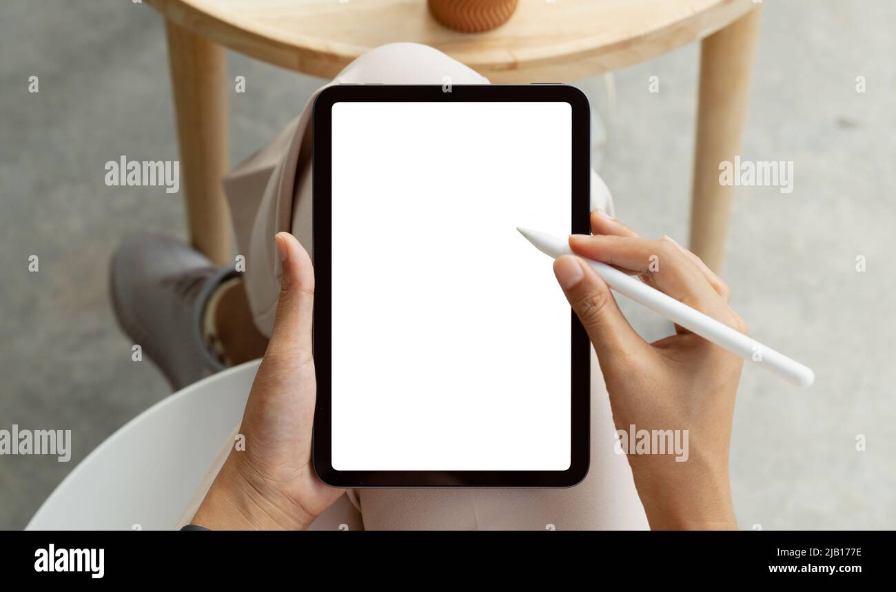 utilizzo della penna stylus sulla visualizzazione in prima persona del tablet digitale Foto Stock