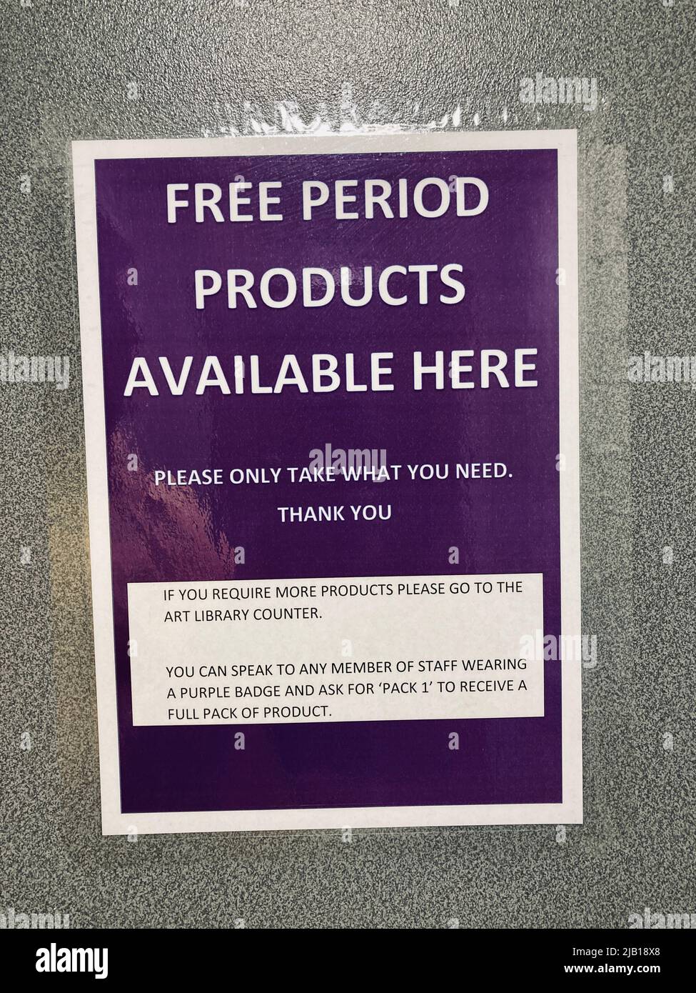 Free Period Products available here - accedi alla biblioteca di Leeds per le donne che richiedono prodotti per la salute. Affrontare la povertà nel periodo Foto Stock