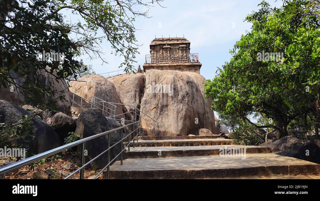 Vista del Tempio di Olakannesvara dall'entrata della collina, Mahabalipuram, Tamilnadu, India Foto Stock