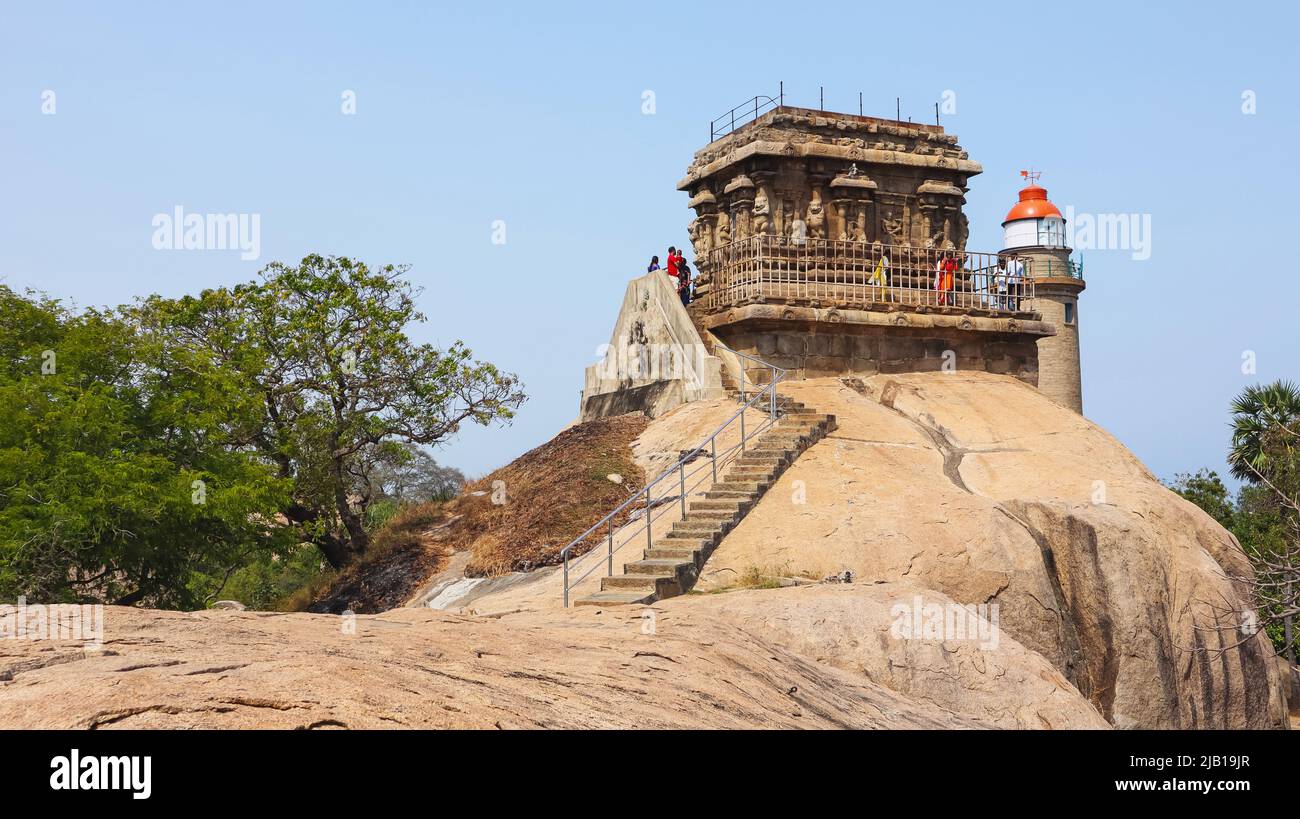 INDIA, TAMILNADU, MAHABALIPURAM, Marzo 2022, turista al Tempio di Olakannesvara dalla cima della collina Foto Stock