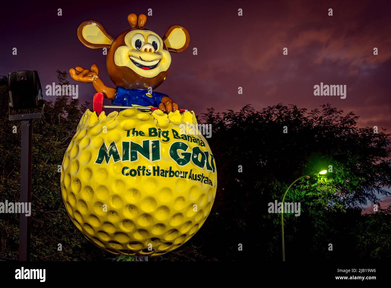Coffs Harbour, NSW, Australia - Mini cartello Golf al parco divertimenti Big Banana illuminato al tramonto Foto Stock