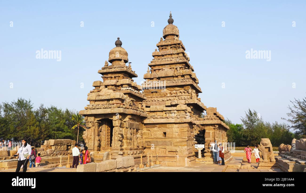 INDIA, TAMILNADU, MAHABALIPURAM, marzo 2022, devotee a Shore Temple, risalente al periodo Pallava, patrimonio mondiale dell'UNESCO Foto Stock