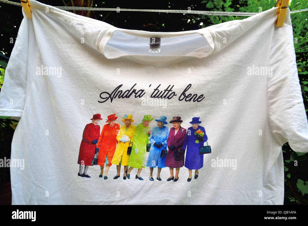 Venezia, Italia. Una t shirt con le effigi della regina elisabetta II nei  suoi abiti colorati Foto stock - Alamy