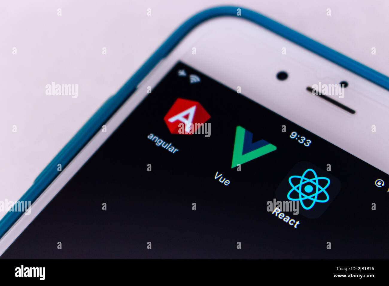 Kumamoto, GIAPPONE - Feb 15 2021 : immagine concettuale tre icone delle moderne librerie JS (angular, Vue.js e React) su iPhone. Foto Stock