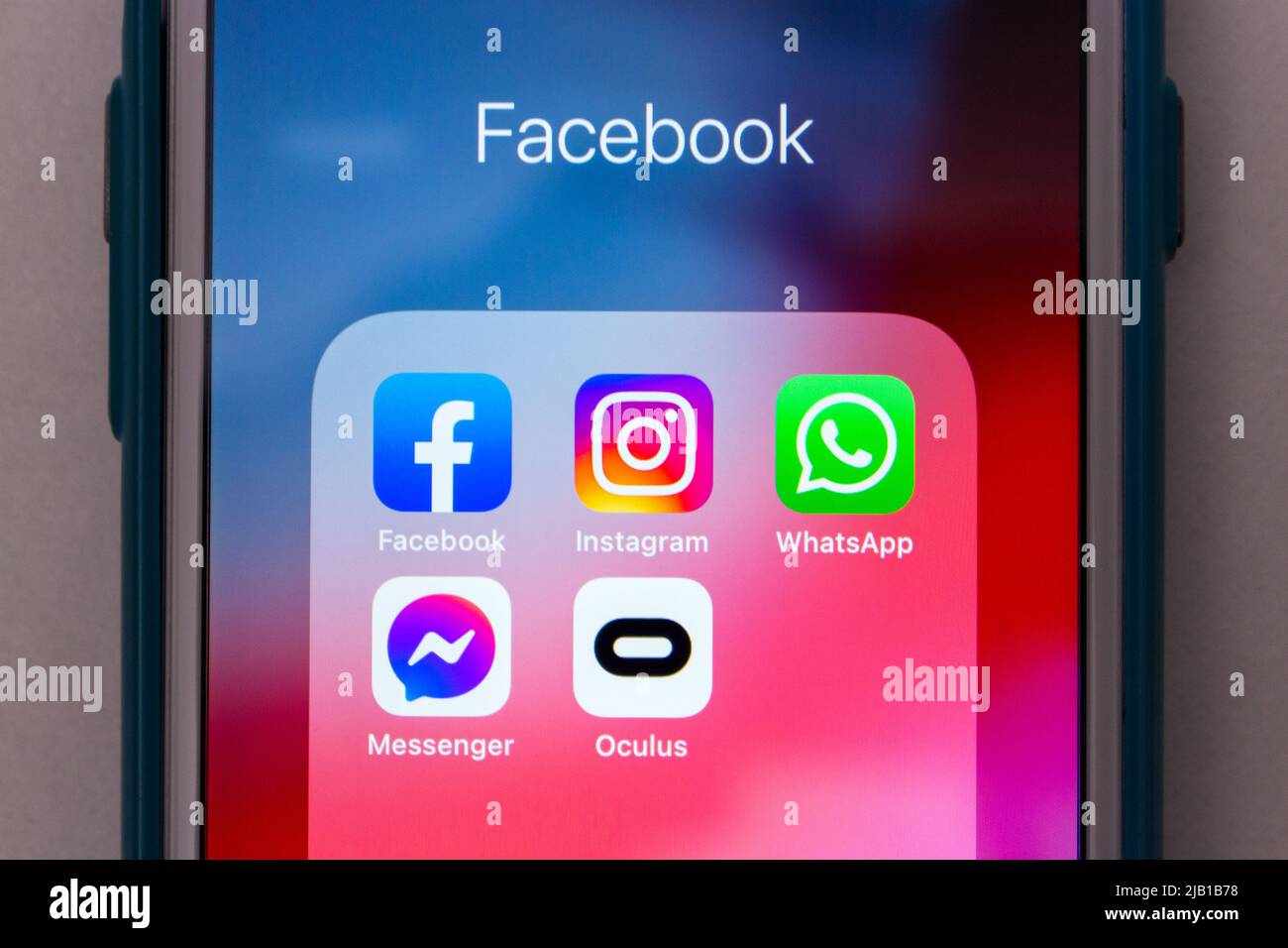 Kumamoto, GIAPPONE - Feb 15 2021 : applicazione Facebook con Instagram, Messenger, WhatsApp e Oculus VR su iPhone. CONCETTO DI BIG Tech (Big Five, GAFAM) DEGLI STATI UNITI Foto Stock