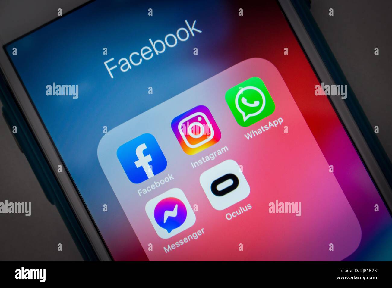 Kumamoto, GIAPPONE - Feb 15 2021 : applicazione Facebook con Instagram, Messenger, WhatsApp e Oculus VR su iPhone. CONCETTO DI BIG Tech (Big Five, GAFAM) DEGLI STATI UNITI Foto Stock
