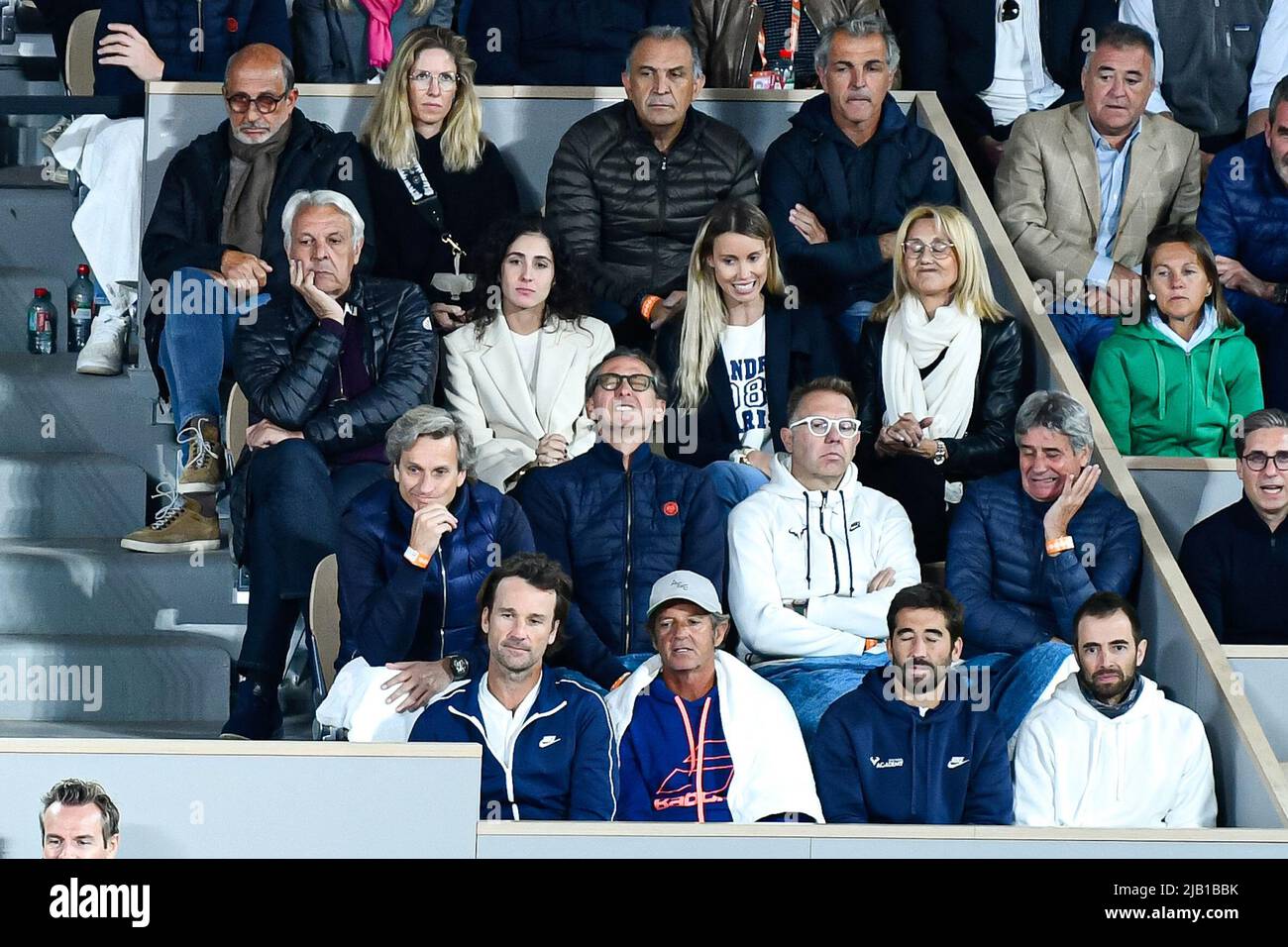 La scatola del giocatore di squadra di Rafael Nadal di Spagna con Xisca Perello, Maribel Maria Isabel Nadal, il suo allenatore Carlos Moya durante la semifinale del French Open contro Novak Djokovic, Gran torneo di tennis Slam il 31 maggio 2022 allo stadio Roland-Garros di Parigi, Francia - Foto: Victor Joly/DPPI/LiveMedia Foto Stock
