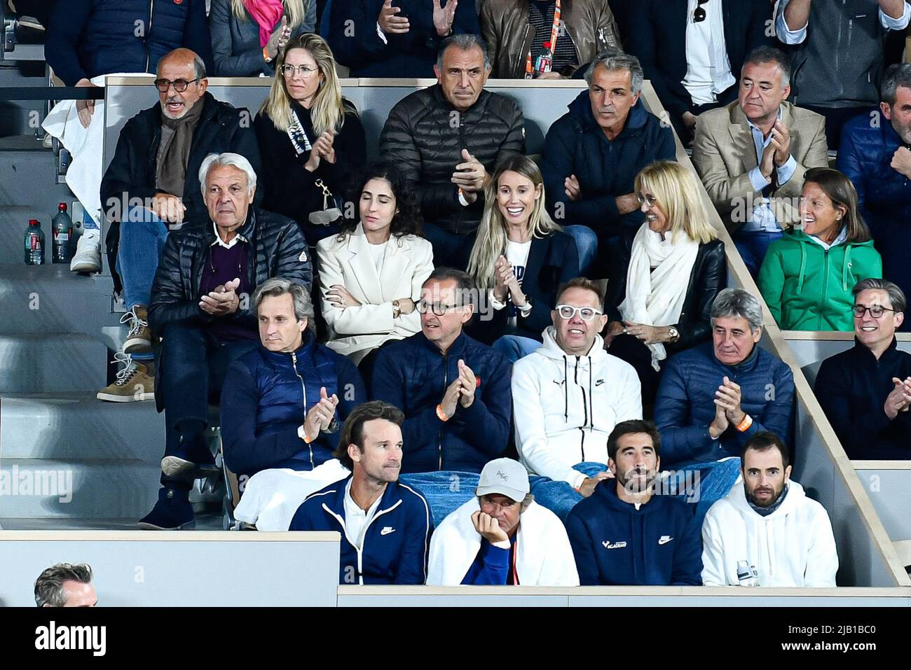 La scatola del giocatore di squadra di Rafael Nadal di Spagna con Xisca Perello, Maribel Maria Isabel Nadal, il suo allenatore Carlos Moya durante la semifinale del French Open contro Novak Djokovic, Gran torneo di tennis Slam il 31 maggio 2022 allo stadio Roland-Garros di Parigi, Francia - Foto: Victor Joly/DPPI/LiveMedia Foto Stock