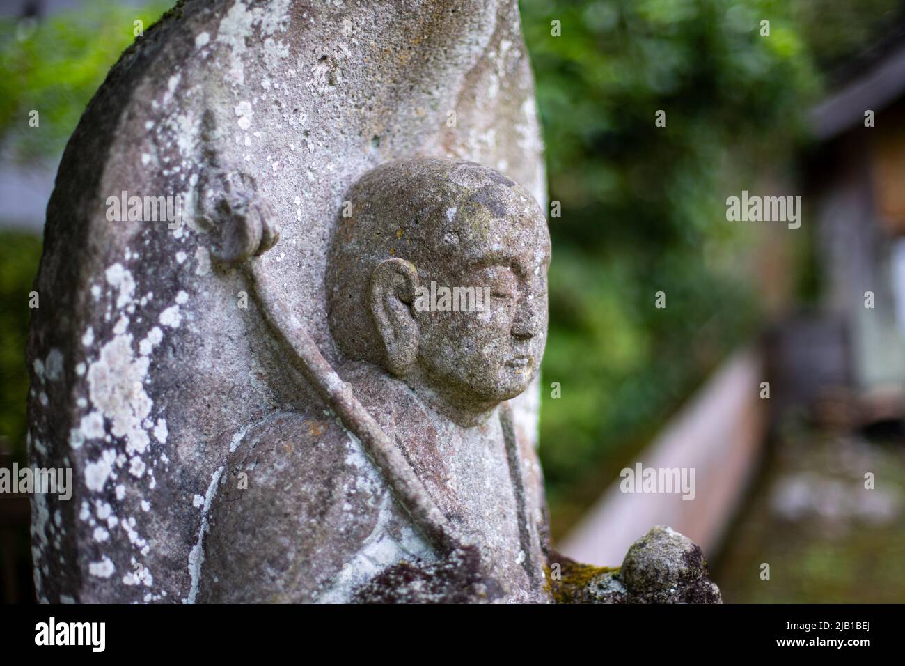 Primo piano Sconosciuto Jiro statua giapponese nei boschi. Foto Stock