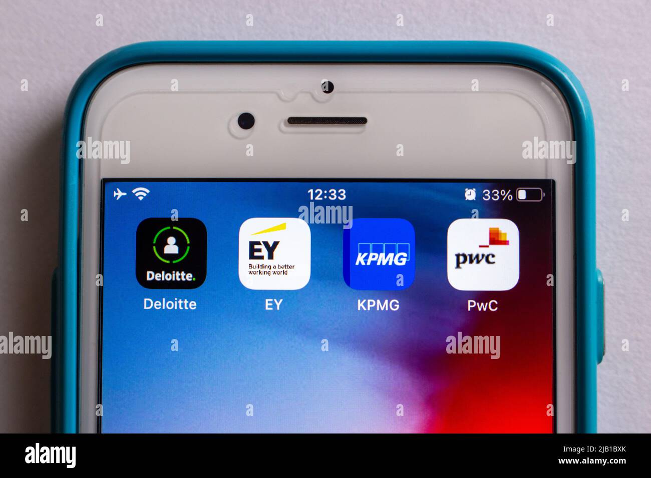 Kumamoto, GIAPPONE - Mar 10 2021 : icone di grandi 4 società di contabilità (Deloitte Touche Tohmatsu, Ernst e Young, KPMG & PricewaterhouseCoopers), su iPhone Foto Stock