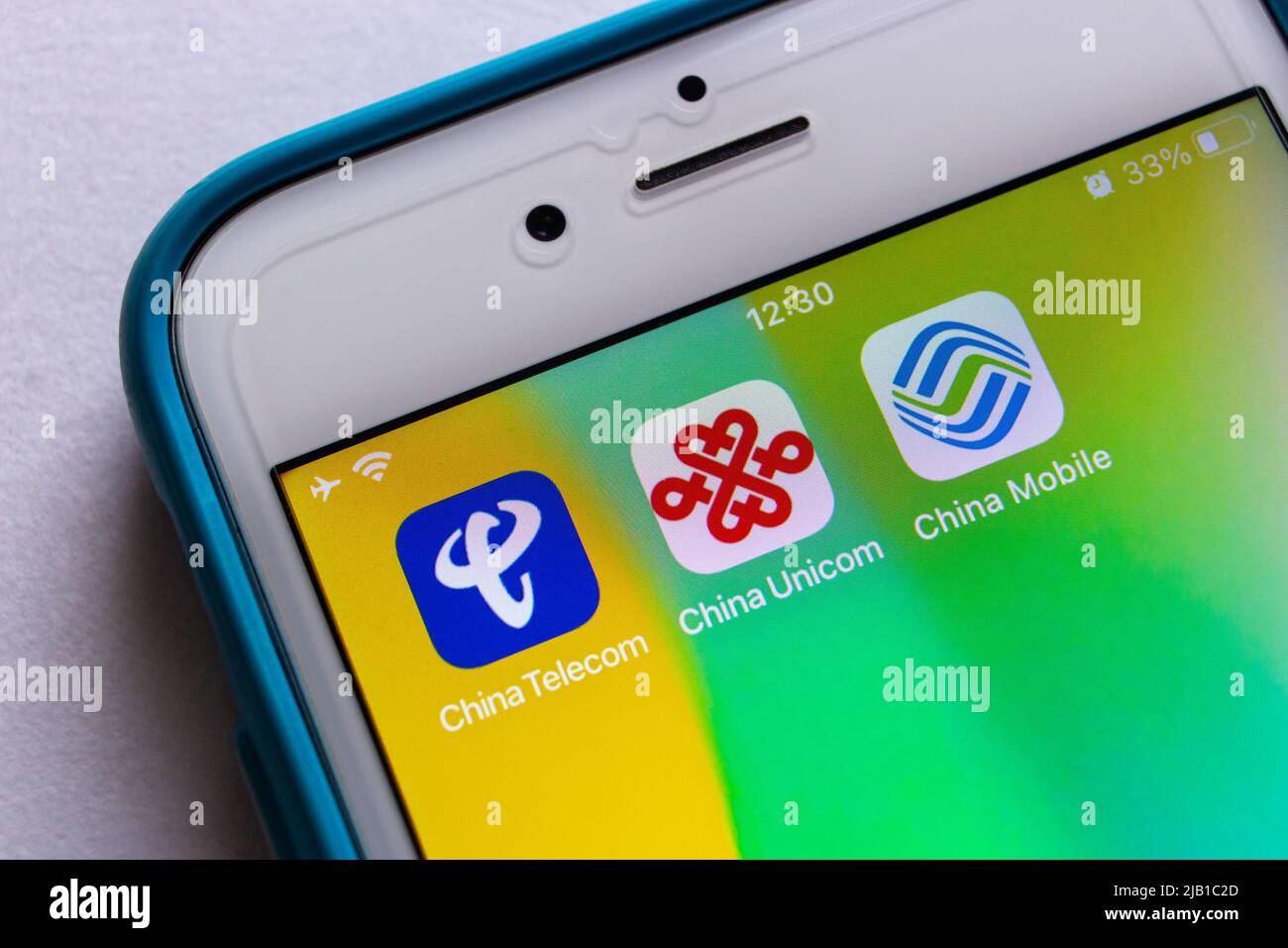 Kumamoto, GIAPPONE - Mar 10 2021: Le icone dei grandi 3 operatori di telefonia mobile e di telecomunicazioni cinesi (China Telecom, China Unicom e China Mobile) su iPhone Foto Stock