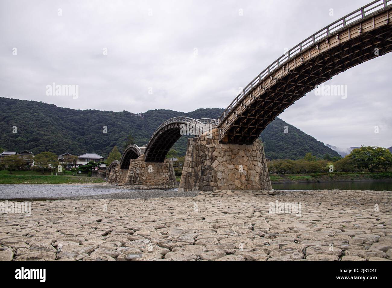 Il ponte Kintai (Kintaikyo), storico ponte ad arco in legno a Iwakuni, nelle giornate nuvolose. Il ponte fu costruito nel 1673, lungo il fiume Nishiki Foto Stock