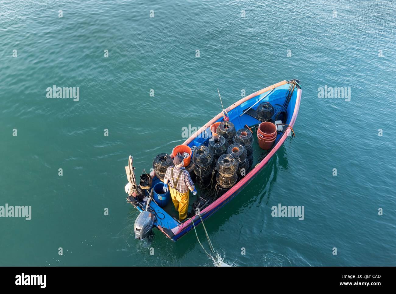 Cobh, Cork, Irlanda. 01st giugno 2022. Un pescatore interno fuori che controlla le sue pentole per granchio presto nella mattina a Cobh, Co. Cork, Irlanda. - Credit; David Creedon / Alamy Live News Foto Stock