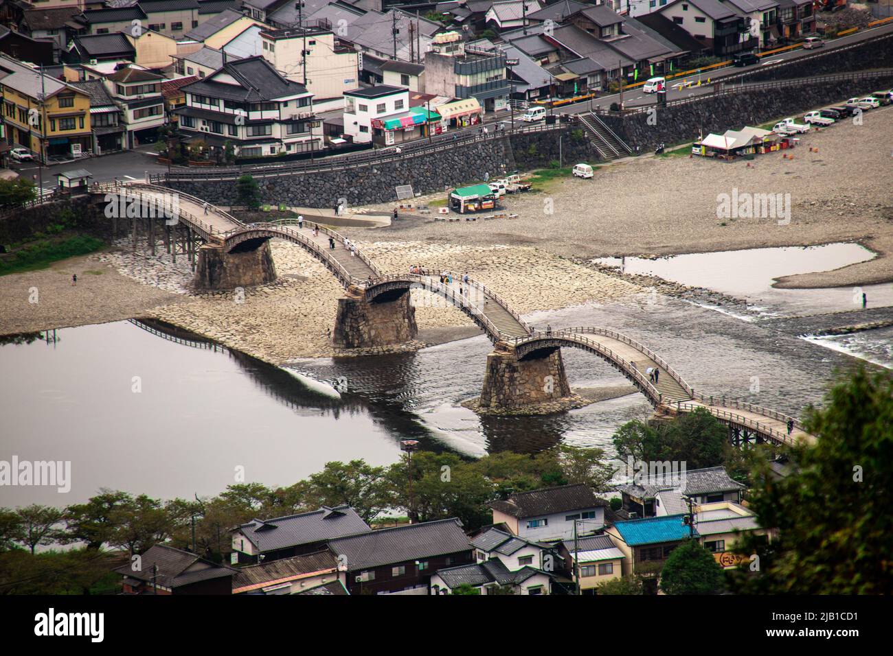 Vista dall'alto del ponte Kintai (Kintaikyo), storico ponte ad arco in legno a Iwakuni, in una giornata nuvolosa. Fu costruito nel 1673, lungo il fiume Nishiki Foto Stock
