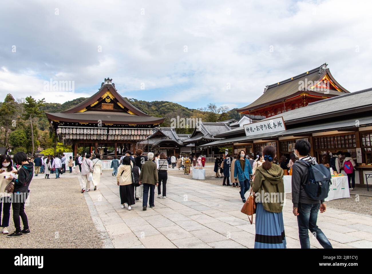 Visitatori e turisti intorno Maidono Hall al Santuario di Yasaka in giornata di sole. Traduzione : luogo per dare Shinsatsu e Omamori Foto Stock