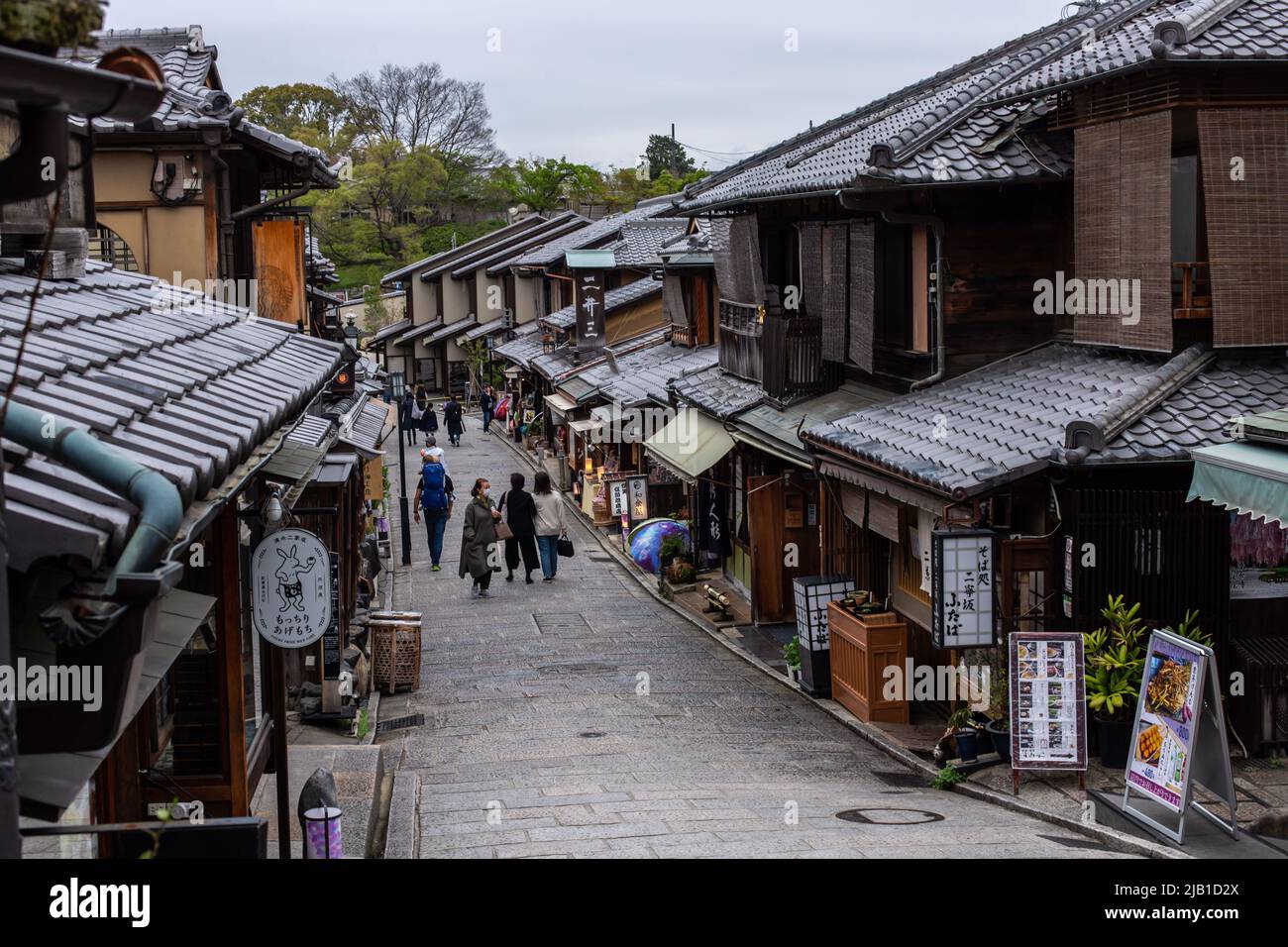 Via Nineizaka (Ninenzaka), strada lastricata in pietra a Higashiyama-ku, in giornata nuvolosa. È spesso abbinato con la simile st, Sanneizaka (Sannenzaka). Foto Stock