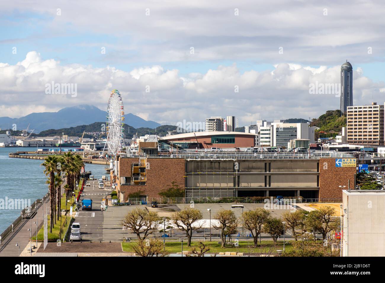 Shimonoseki paesaggio urbano e mare. Ci sono Kamon Wharf (Arukapoto), Carato Ichiba Market, Haikara’t Yokocho e Kaikyo Yume Tower in lontananza Foto Stock