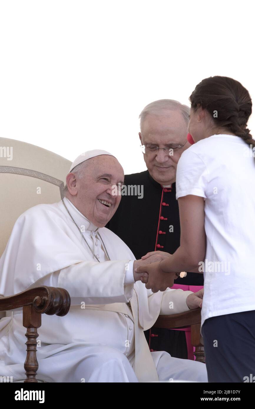 Città del Vaticano, Vaticano. 01 giugno 2022. Papa Francesco durante l'udienza generale settimanale in Piazza San Pietro in Vaticano. Credit: Maria Grazia Picciarella/Alamy Live News Foto Stock