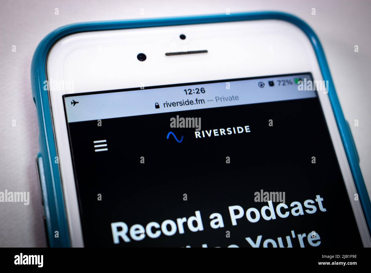 Kumamoto, GIAPPONE - Maggio 1 2021 : Logo di Riverside.fm sul suo sito web su iPhone. Riverside.fm è una piattaforma di avvio per la registrazione di video e podcast. Foto Stock