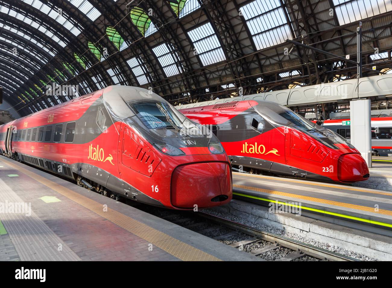 Milano, Italia - 22 marzo 2022: Italo ETR 675 treni ad alta velocità Pendolino del nuovo trasporto Viaggiatori NTV nella stazione di Milano Centrale a Mila Foto Stock