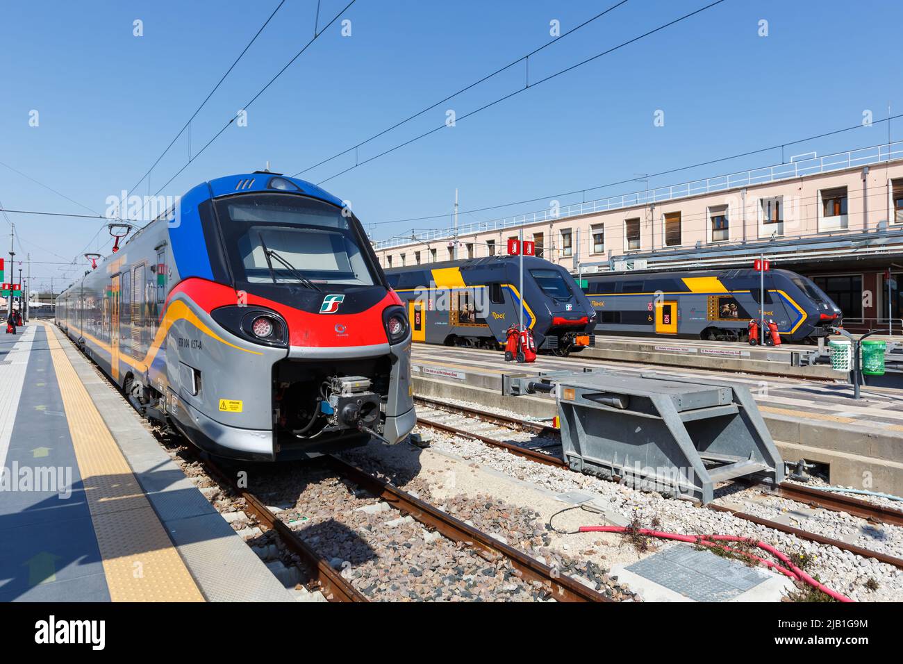 Venezia, Italia - 21 marzo 2022: Treni regionali trasporto pubblico di Trenitalia nella stazione ferroviaria di Venezia Santa Lucia a Venezia. Foto Stock