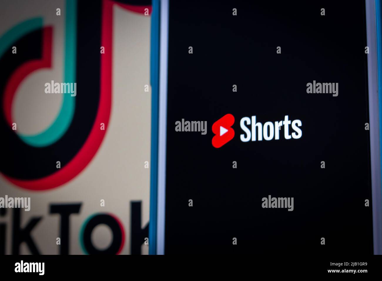 Kumamoto, GIAPPONE - Giu 7 2021 : YouTube Shorts, una nuova piattaforma di 15 sec video simili a TikTok, su iPhone su TikTok logo. Foto Stock