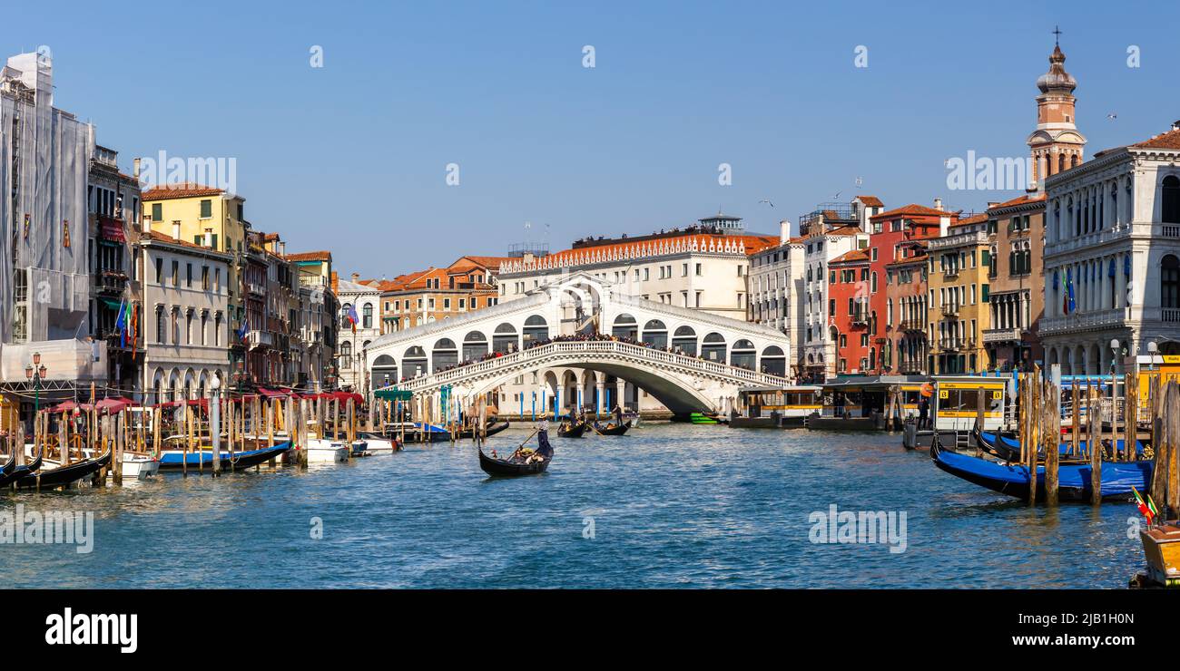 Venezia Ponte di Rialto sul Canal Grande con gondola viaggio vacanze vacanza città panorama in Italia Foto Stock