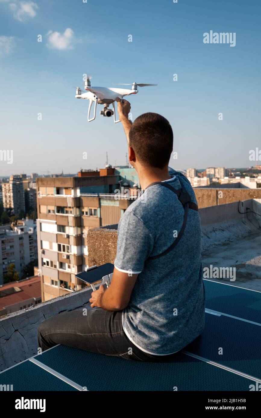 Giovane tecnico uomo volante UAV drone con telecomando in città Foto stock  - Alamy