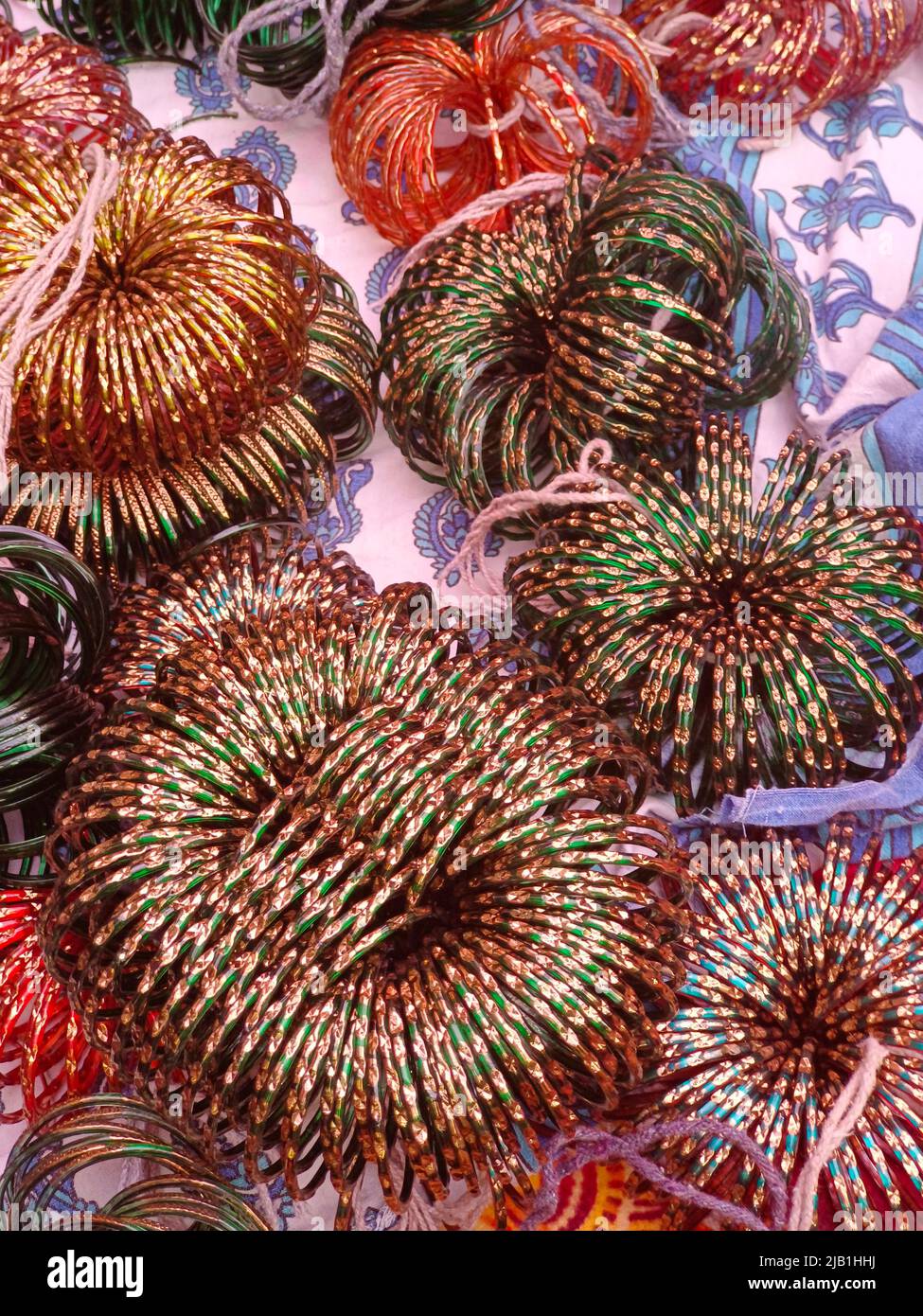 Cerimonia di nozze pre un venditore del bangle della signora sta mettendo i bangles verdi di vetro, la coltura indiana. Foto Stock