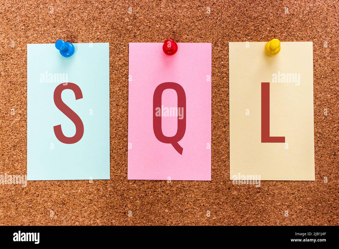 3 lettere parola chiave SQL (Structured Query Language, un linguaggio specifico del dominio nella programmazione) su adesivi colorati. Dati contenuti in un concetto RDBMS Foto Stock