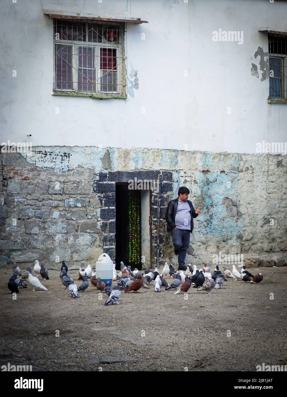 8 maggio 2022 Diyarbakir Turchia. Pigeon venditore e uccelli nel grande bazar Diyarbakir Foto Stock