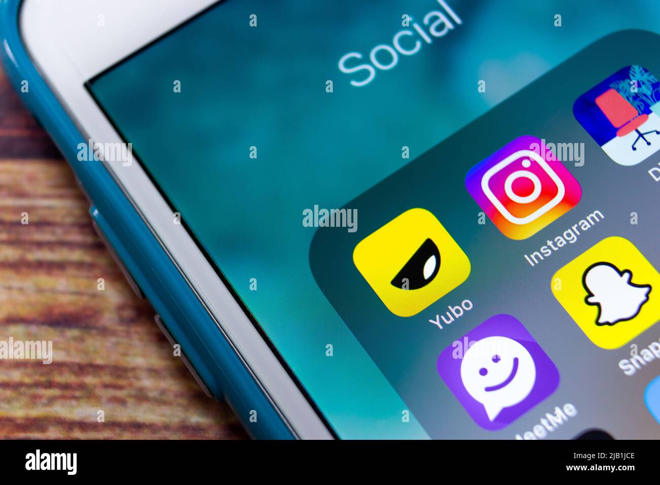 Kumamoto, GIAPPONE - Luglio 19 2021 : Yubo app con Instagram, Dialup app, MeetMe, Snapchat, Hoop app, TikTok e Twitter su iPhone. Teenager o concetto di gen z Foto Stock