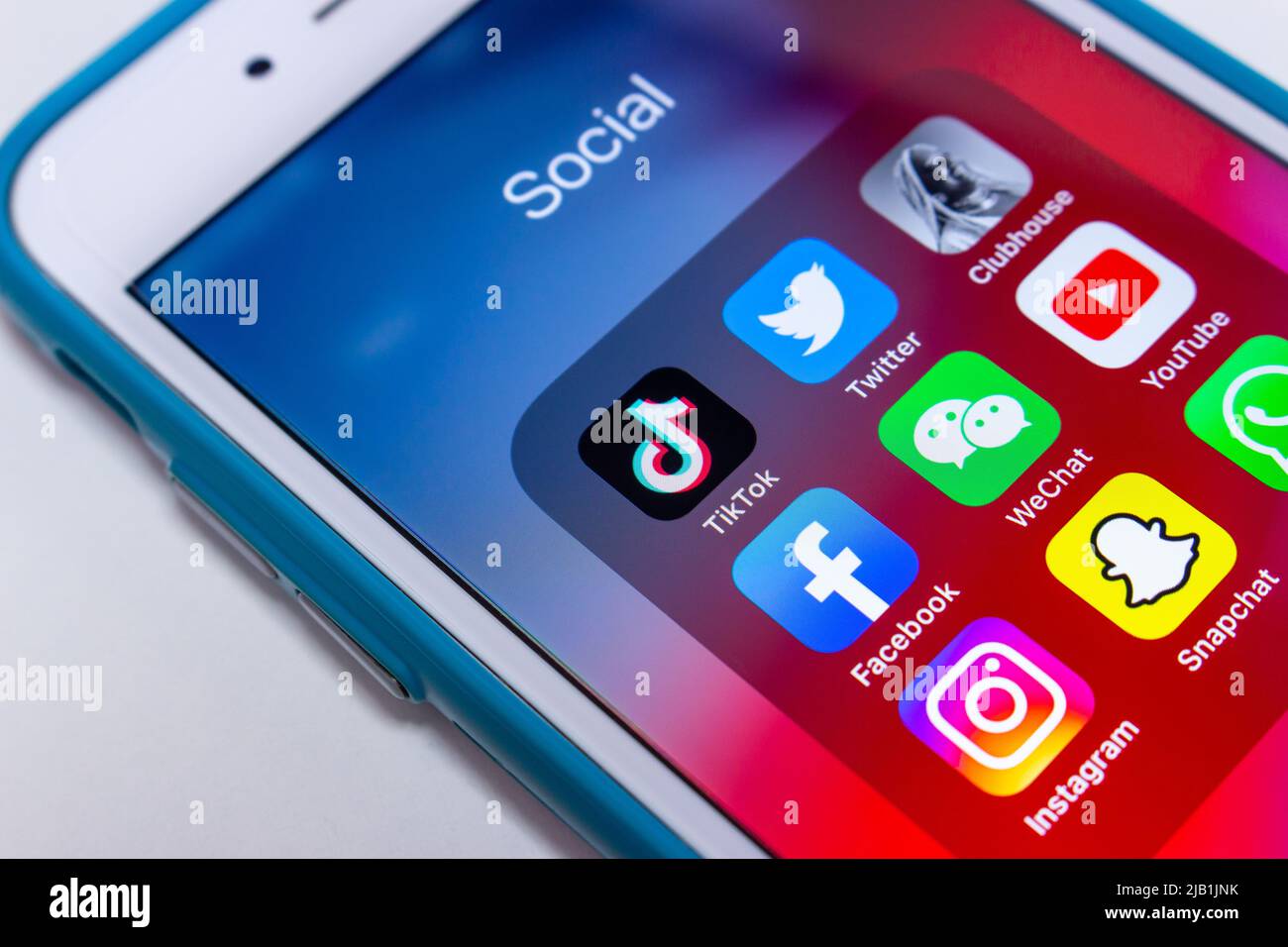 Kumamoto, GIAPPONE - Giu 21 2021 : TikTok & popular SNS App (Twitter, Clubhouse app, Facebook, WeChat, YouTube, Instagram, Snapchat e WhatsApp) su iPhone Foto Stock