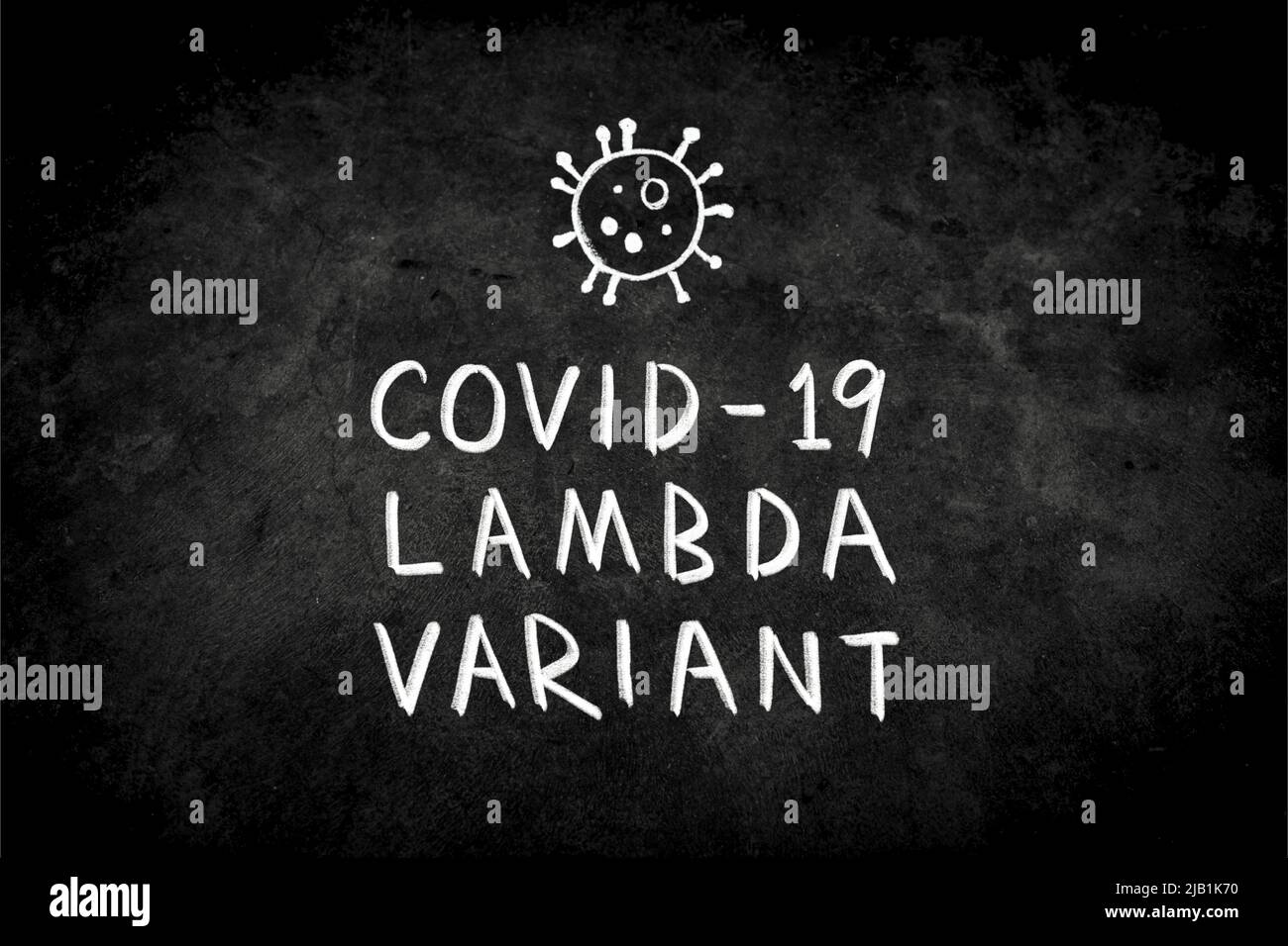Primo piano frase 'Covid-19 Lambda VARIANTa' scrivendo a mano gesso bianco su lavagna. Una variante di SARS-COV-2 (variante SARS-COV-2 Lambda) Foto Stock