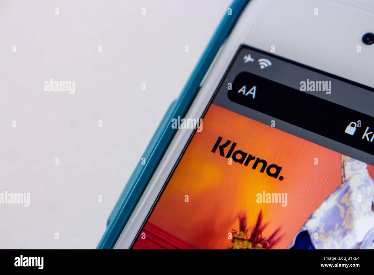 Kumamoto, GIAPPONE - ago 3 2021 : il logo di Klarna (Klarna Bank AB), una società di FinTech svedese fornisce servizi finanziari online, sul suo sito web su iPhone Foto Stock