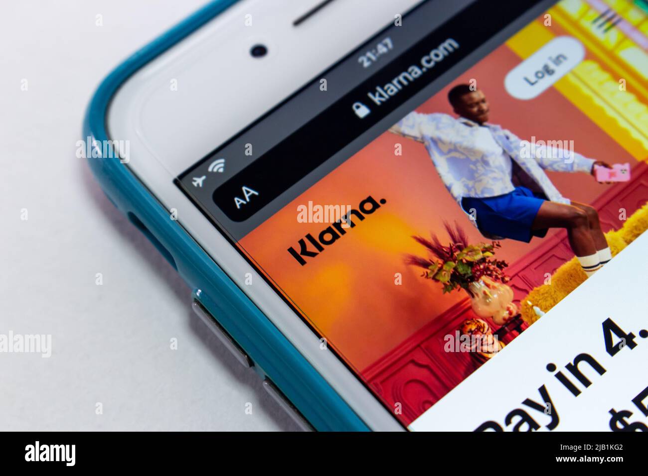 Kumamoto, GIAPPONE - ago 3 2021 : il logo di Klarna (Klarna Bank AB), una società di FinTech svedese fornisce servizi finanziari online, sul suo sito web su iPhone Foto Stock