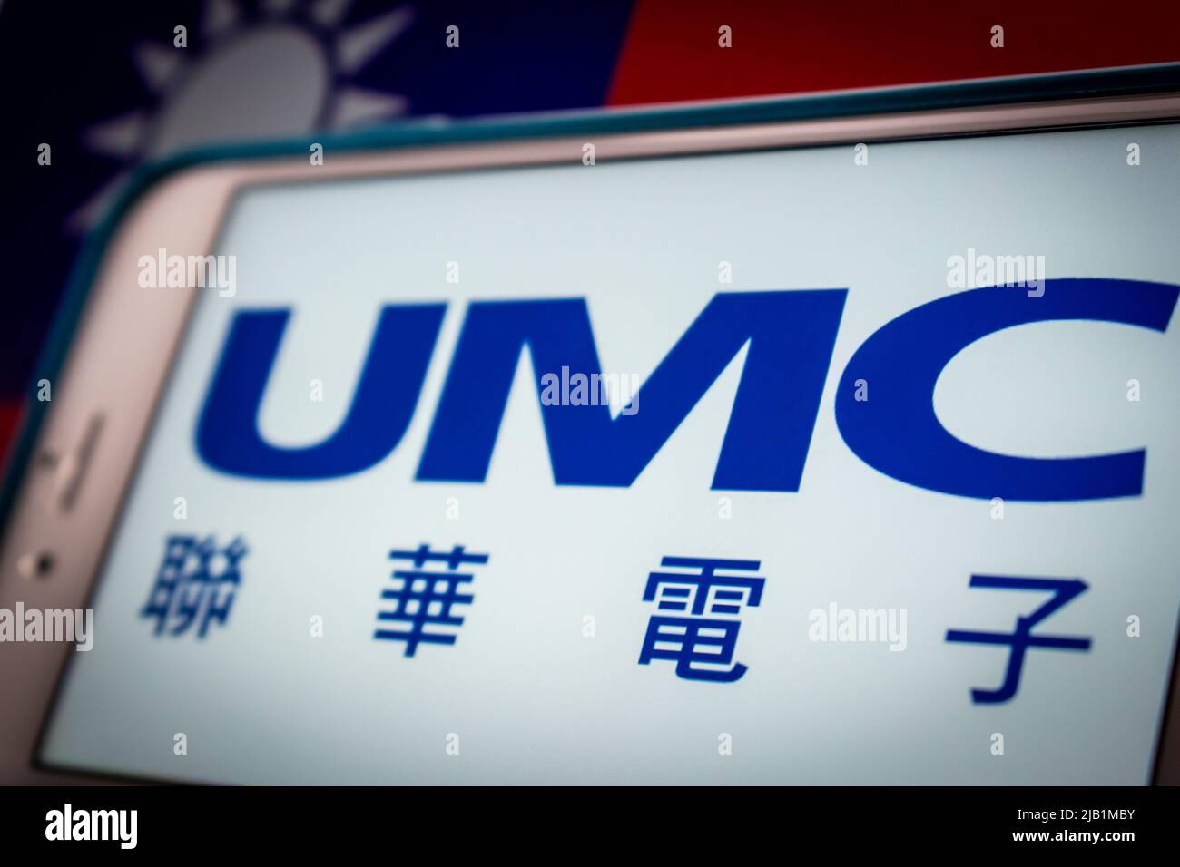 Kumamoto, GIAPPONE - ago 16 2021 : Logo di UMC (United Microelectronics Corporation, la prima società di semiconduttori di Taiwan), su iPhone sulla bandiera taiwanese Foto Stock