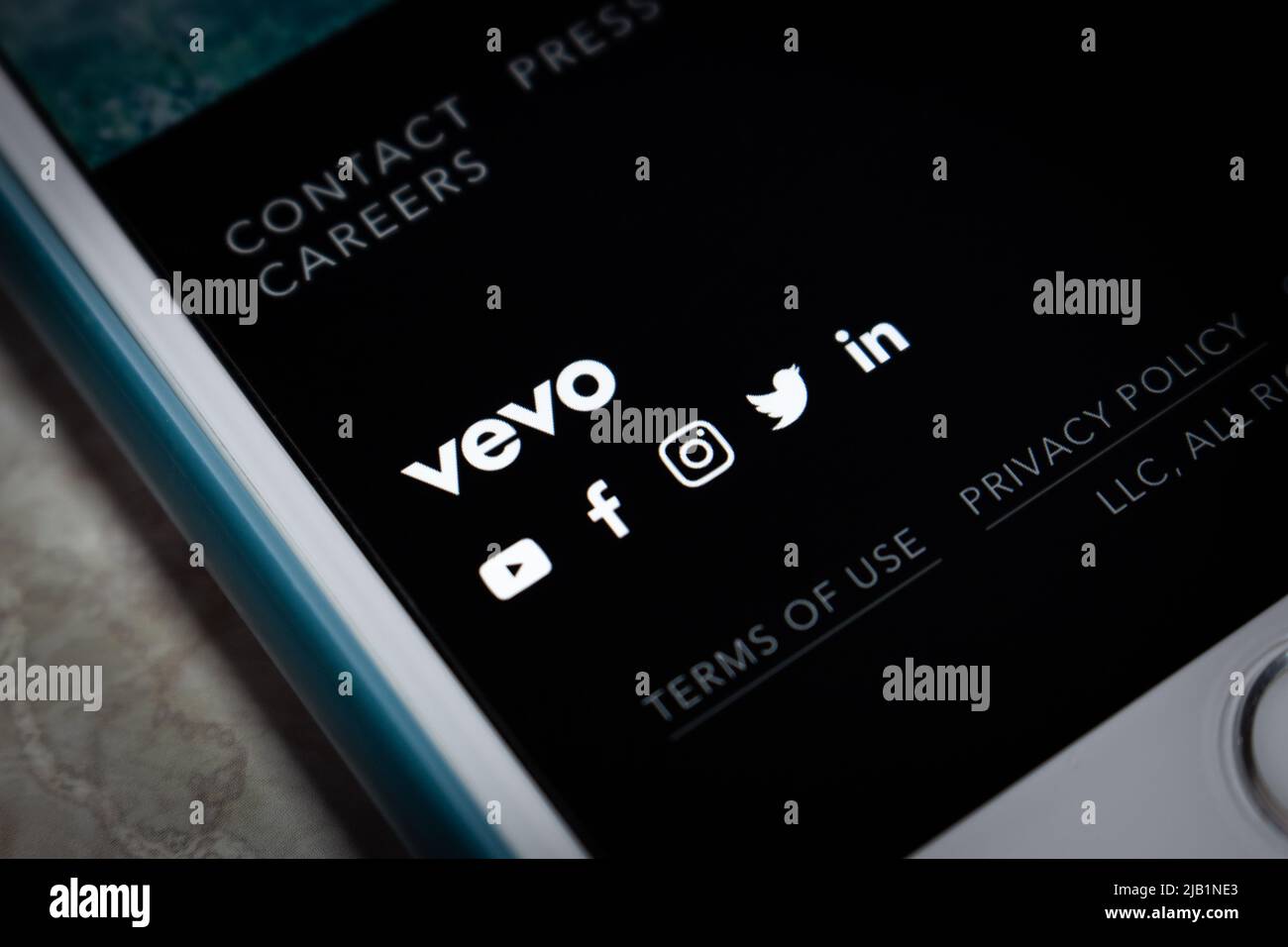 Kumamoto, GIAPPONE - ago 3 2021 : Logo di Vevo (Video Evolution), un servizio di hosting video statunitense noto per i video musicali di YouTube, sul sito web di iPhone Foto Stock