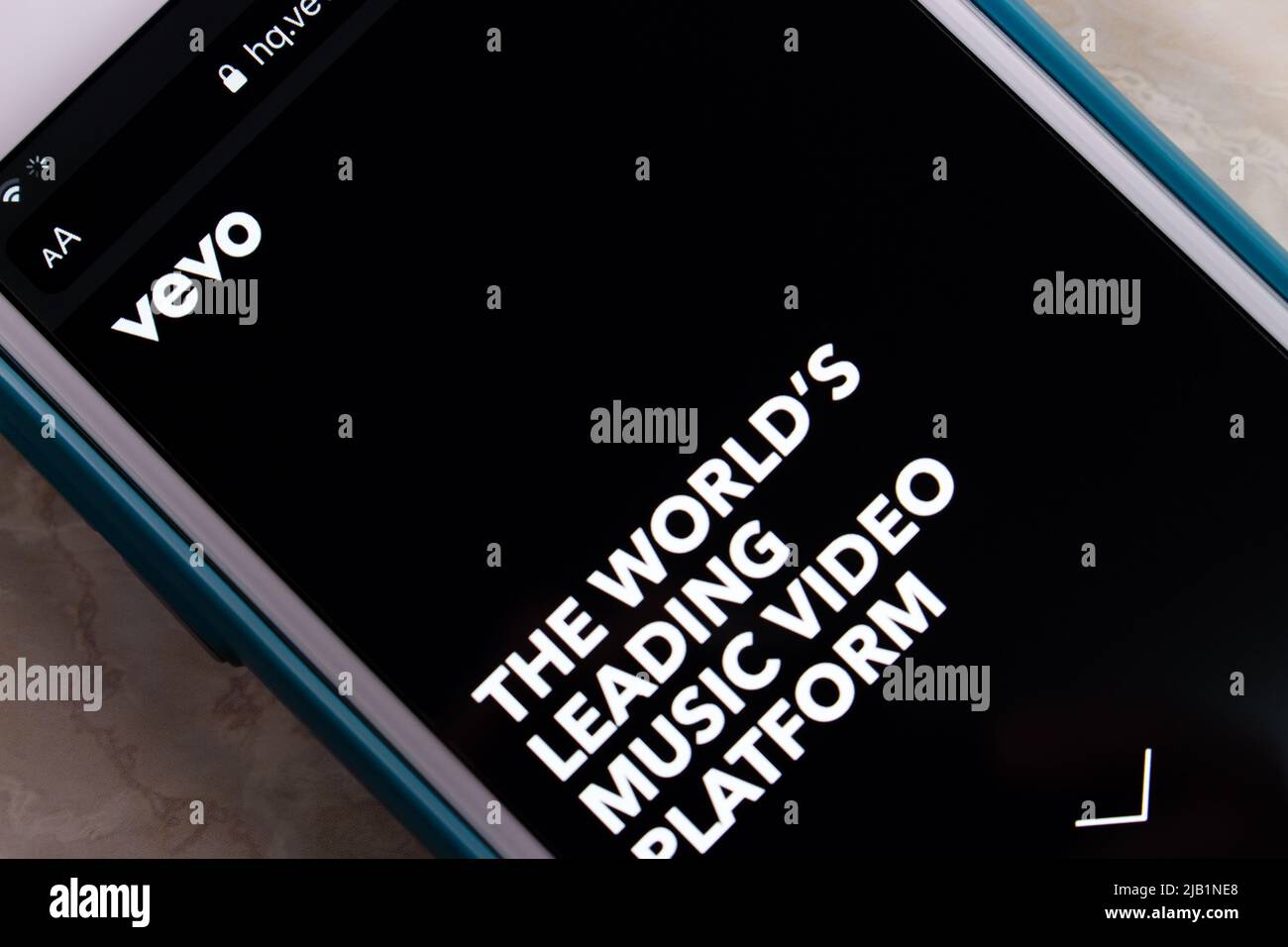 Kumamoto, GIAPPONE - ago 3 2021 : Vevo website, un servizio di hosting video multinazionale statunitense noto per i video musicali di YouTube, su iPhone. Foto Stock