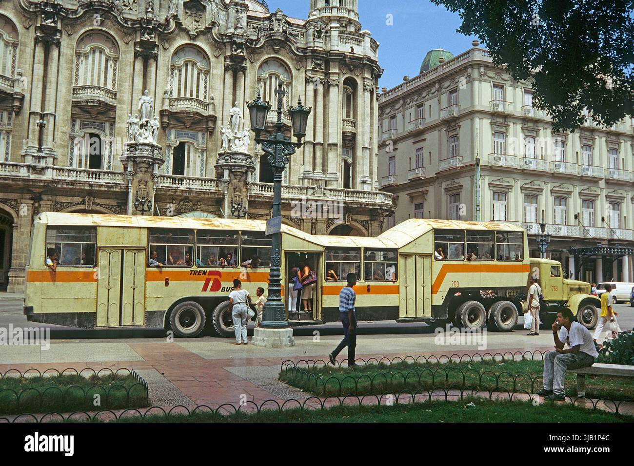 Camello, trasporti pubblici a l'Avana vecchia, Cuba, Caraibi Foto Stock