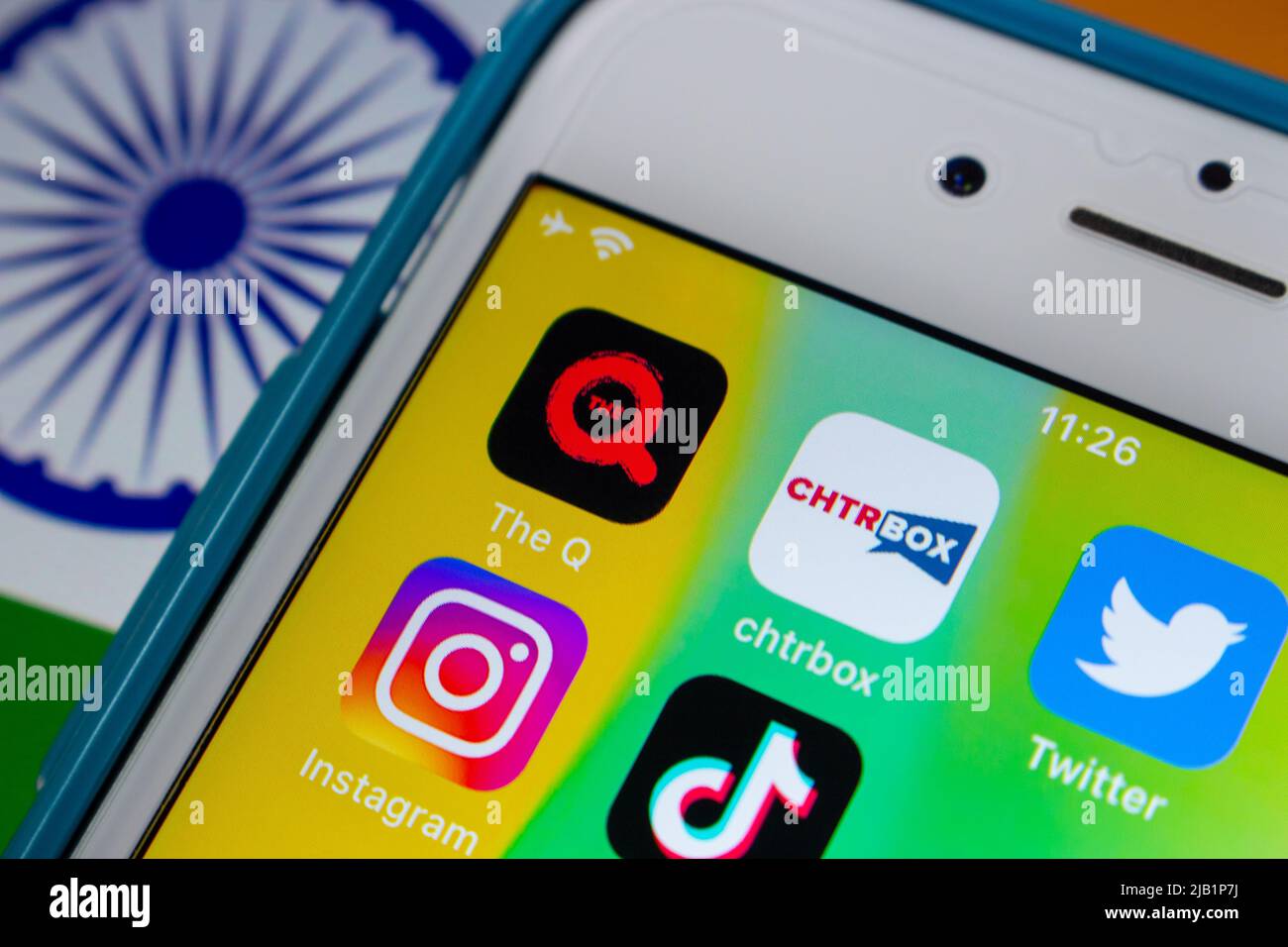 Kumamoto, GIAPPONE - ago 26 2021 : il Q (QYOU Media) e Chtrbox con popolare SNS (Twitter, Instagram & TikTok) su iPhone sulla bandiera indiana. BharatBox Concep Foto Stock