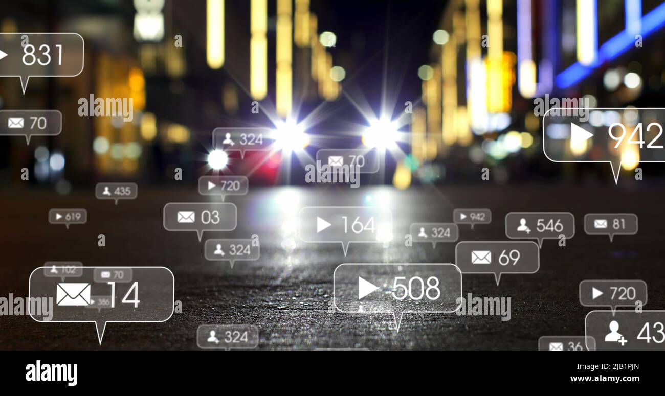 Immagine delle icone e dei numeri dei social media sui semafori fuori fuoco della città e della strada Foto Stock