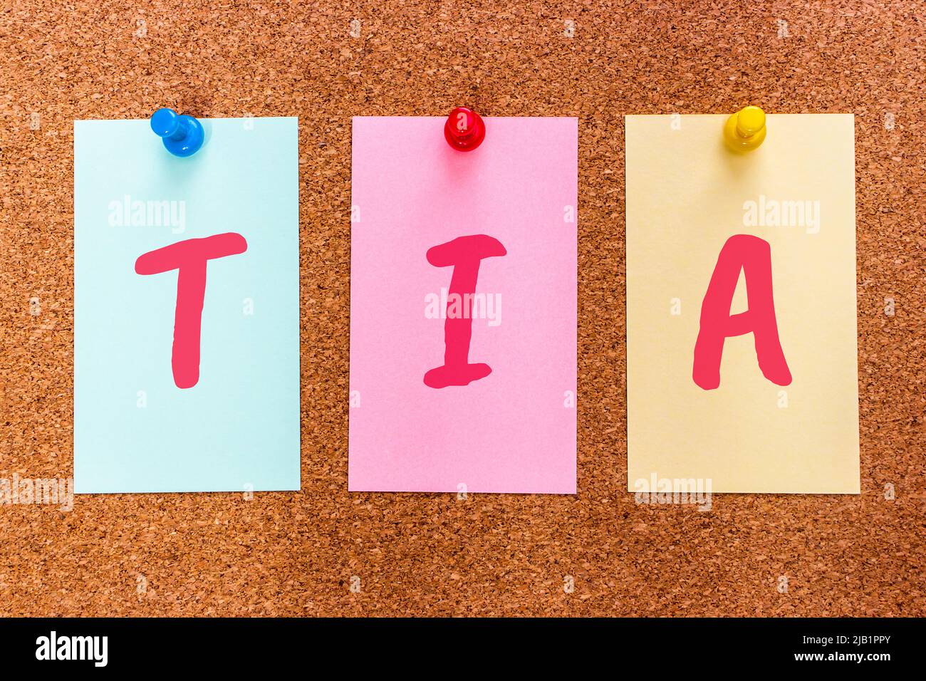 Concettuale 3 lettera acronimo abbreviazione TIA (grazie in anticipo, o grazie in anticipo) su adesivi multicolore attaccati a un cartone di sughero. Foto Stock