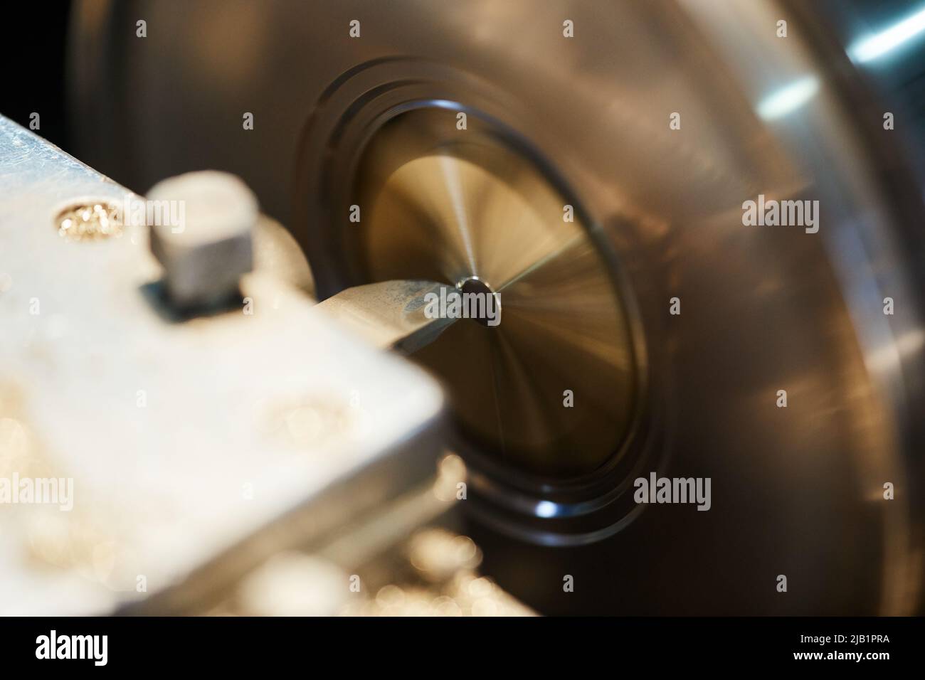 Primo piano del disco metallico rotante su macchina cnc, concetto di industria metallurgica Foto Stock
