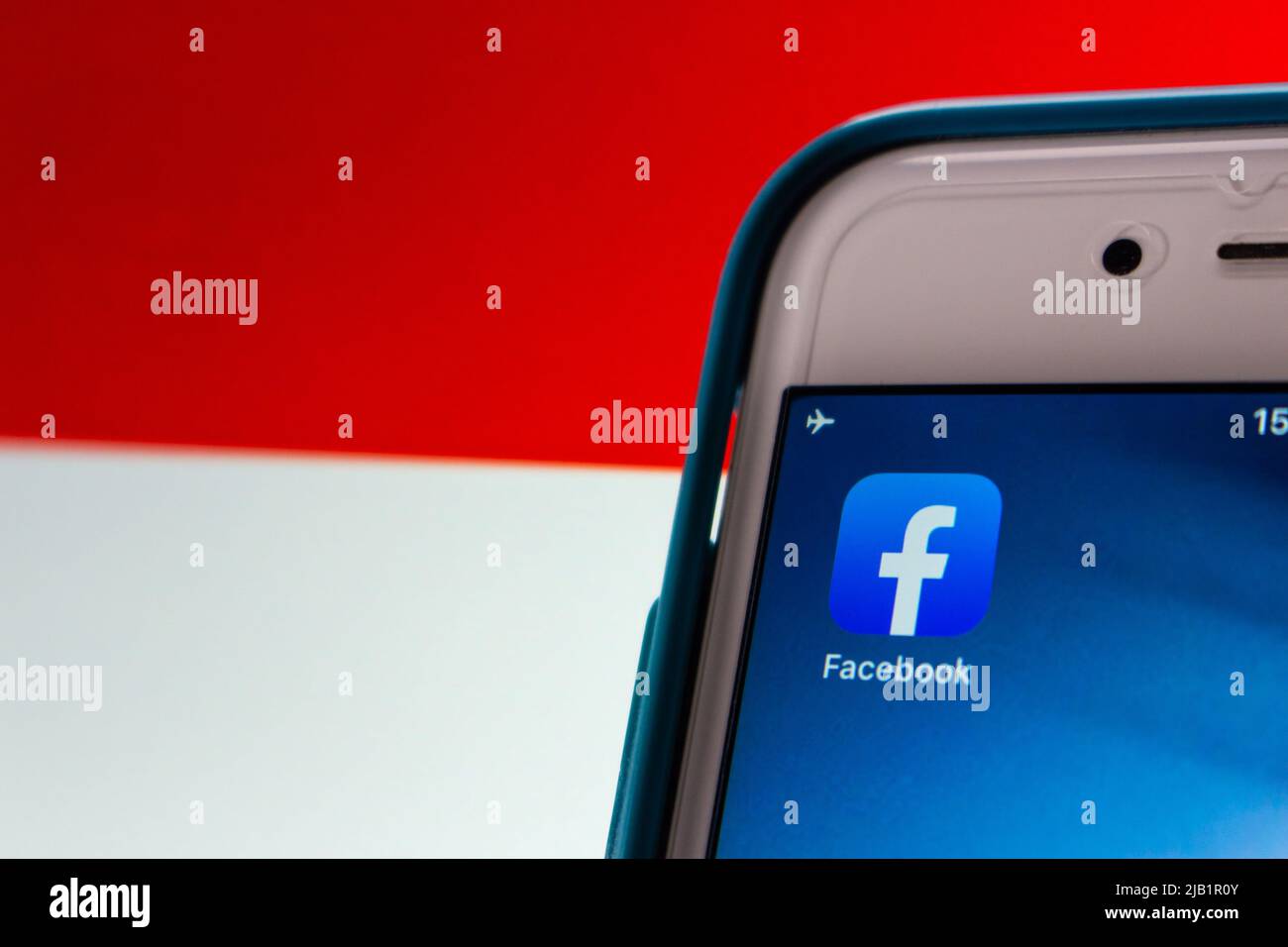 Kumamoto, GIAPPONE - ago 16 2021 : applicazione Facebook su iPhone con bandiera indonesiana sfondo. L'Indonesia è il 3rd più grande mercato Facebook del mondo nel 2020 Foto Stock